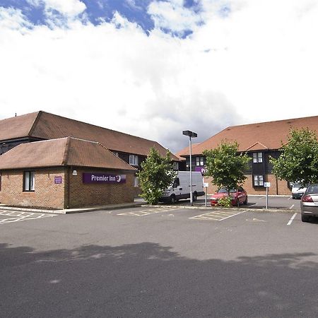 Premier Inn Aylesbury Экстерьер фото