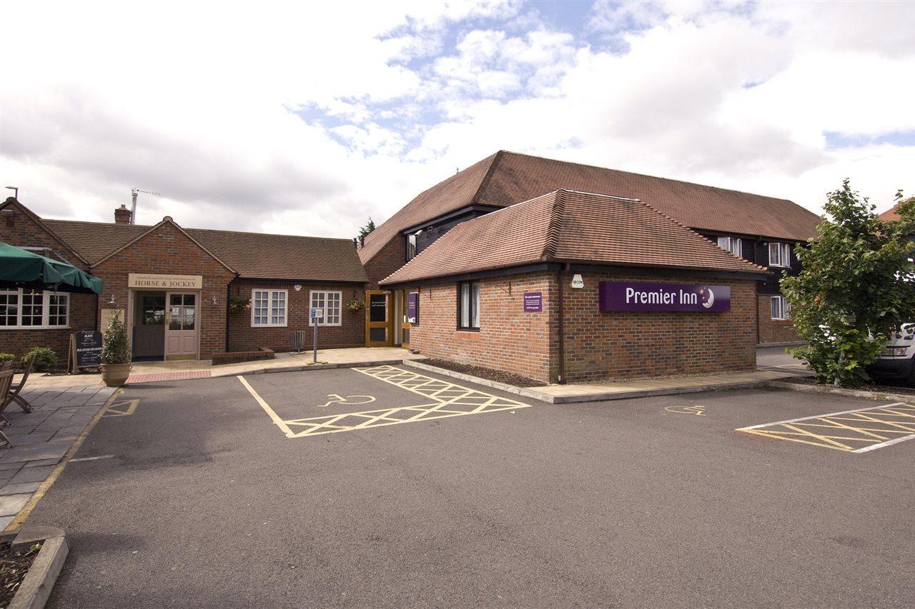 Premier Inn Aylesbury Экстерьер фото